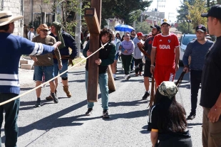 La representación implica un fuerte desgaste físico por las altas temperaturas, los golpes y la cruz que carga, que supera los 120 kilos.