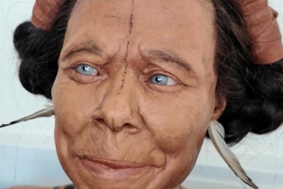 Mediante pruebas genéticas, detalló de Groote, lograron determinar el color de piel y ojos de la mujer prehistórica.