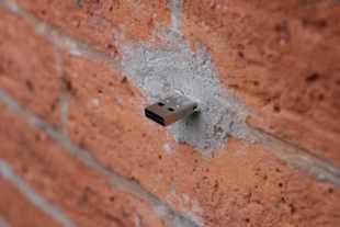 USB dead Drops ¿Qué son y por qué están escondidos en las paredes de varios países?