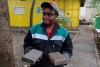 Joven keniana transforma desechos en ladrillos más resistentes que el hormigón