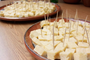 La Secretaría de Economía prohíbe la venta de algunos quesos, descubre por qué