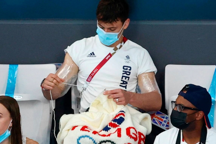 Tom Daley, el atleta que se viralizó por tejer en la tribuna