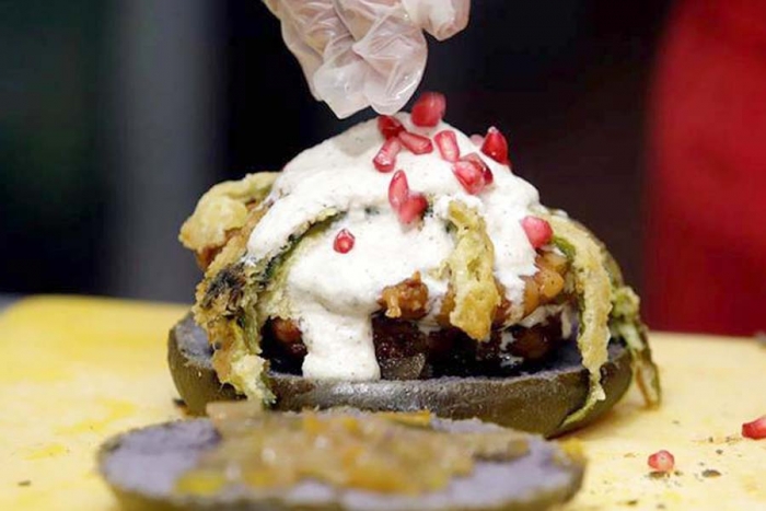 “Nogadahamburguesas”; la reinvención de un típico platillo mexicano en medio de la pandemia