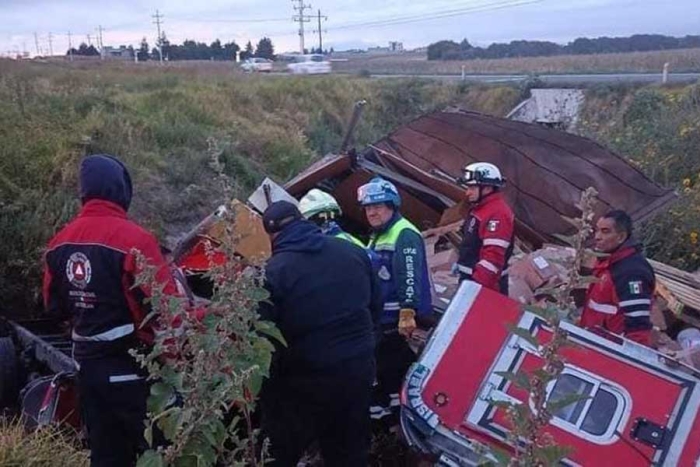 Vuelca tractocamión en autopista Toluca-Atlacomulco