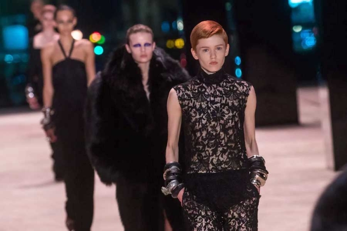 Del traje al abrigo marinero, Saint Laurent se pone sobrio en París