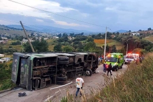 Volcadura de autobús  deja como saldo cinco personas lesionadas y un muerto en Jocotitlán