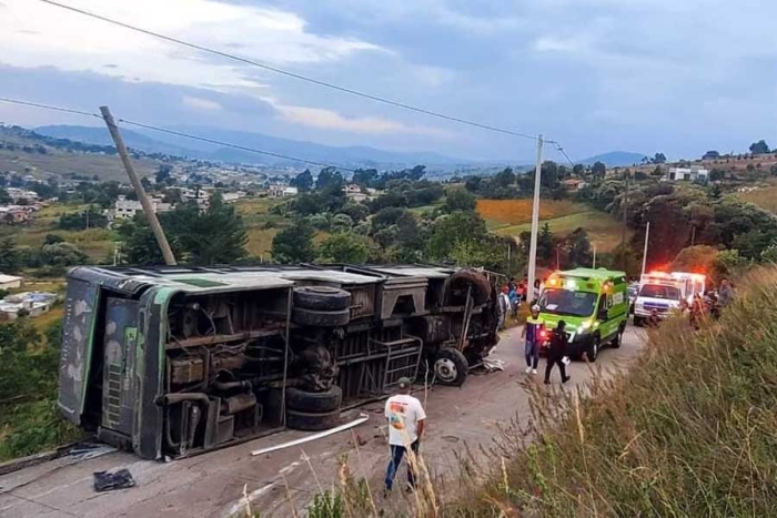 Volcadura de autobús deja como saldo cinco personas lesionadas y un muerto en Jocotitlán