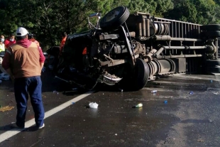 Vuelca trailer cargado de bebidas energéticas en autopista Ixtapan de la Sal