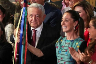 Sanciona INE a AMLO por ceremonia de bastón de mando