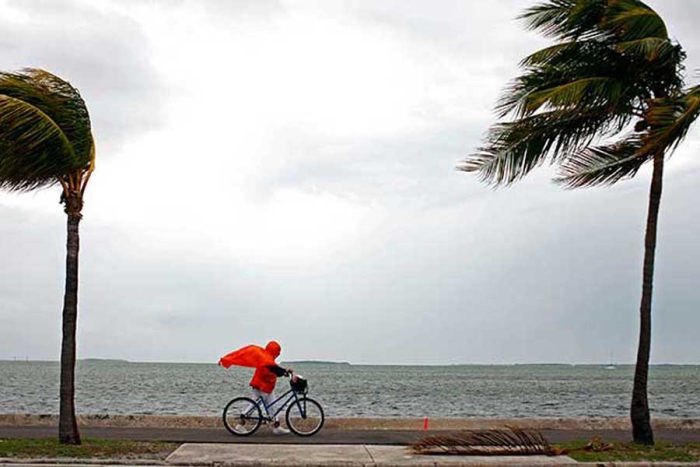 Emiten aviso de tormenta tropical para costa este de EU