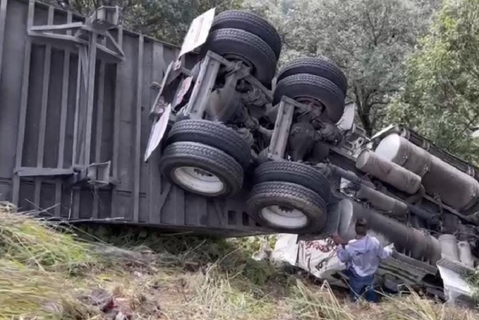 Chofer de trailer murió tras desbarrancarse en Tejupilco