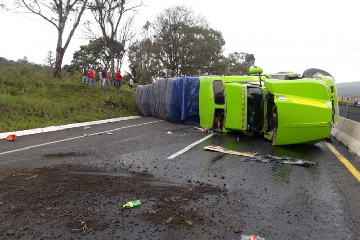 Vuelca tráiler en Aculco y paraliza circulación