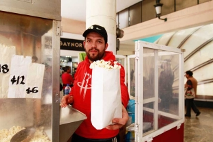 Familia Fernández mantiene viva la tradición de las palomitas de maíz en Toluca