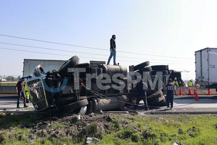 Volcadura de tráiler provoca afectaciones viales por más de cuatro horas