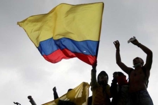 Miles protestan en contra de las reformas de Petro en Colombia