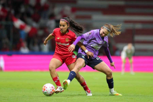 La portera de Chivas, Celeste Espino, fue clave para mantener la ventaja en el marcador.