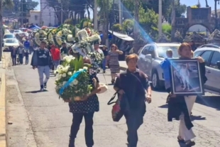 El cortejo fúnebre avanzó por las calles de Xalatlaco, encabezado por cartulinas con exigencias de justicia