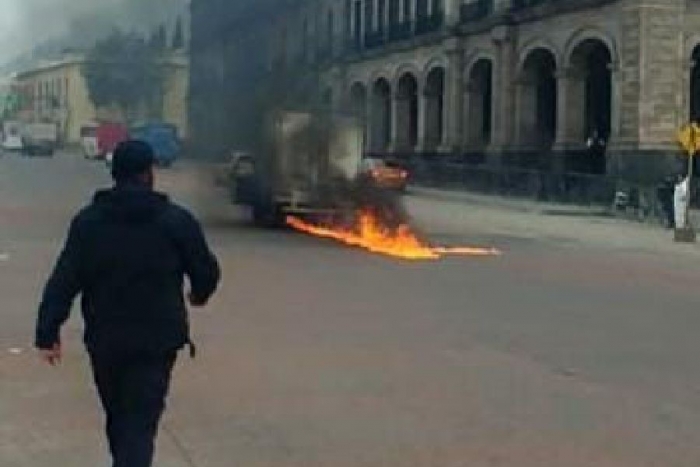 Se incendia camioneta en centro de Toluca, transportaba residuos hospitalarios