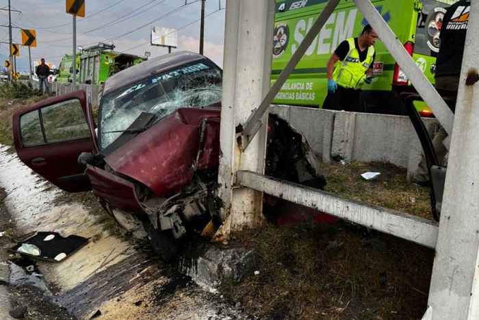 Se estrella automóvil en poste de puente peatonal en San Mateo Atenco