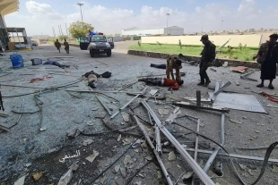 Explosión sacude aeropuerto de Yemen; al menos 10 muertos