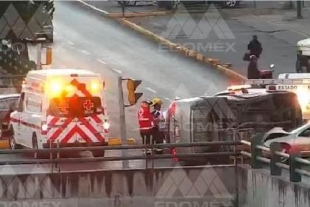 Dos lesionados por volcadura en Paseo Tollocan