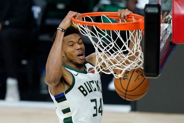 Antetokounmpo, el más grande, por contrato