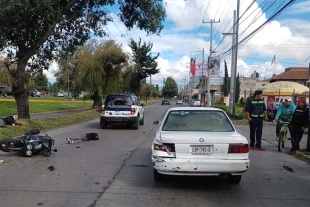 Pareja a bordo de una motocicleta choca contra automóvil en Metepec