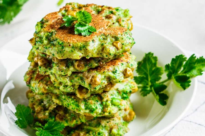 ¿Sin ideas para la comida? Así puedes preparar unas deliciosas tortitas de brócoli de manera sencilla