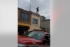 Bomberos y policías de Toluca salvan a hombre del suicidio