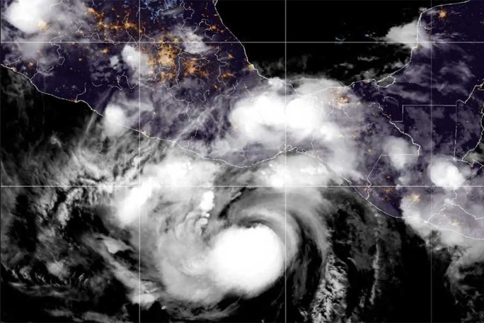 &quot;Bonnie&quot; se convierte en huracán categoría 1 al sur de Oaxaca
