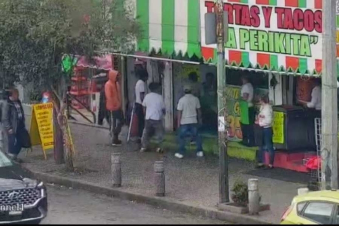 El momento en el que una pareja a bordo de una motocicleta extorsionan a comerciantes