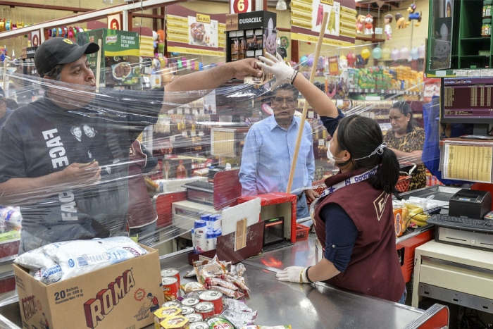 Piden a comercios cumplir medidas por semáforo rojo