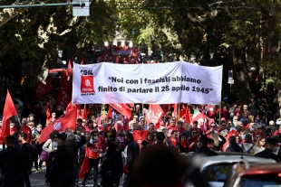Marchan en Roma contra el fascismo