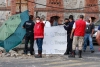 Cae barda de edificio viejo en Toluca sobre puesto de comida; muere un cliente