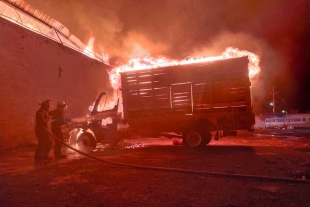 Se incendia bodega de cajas de madera en la Central de Abastos de Toluca