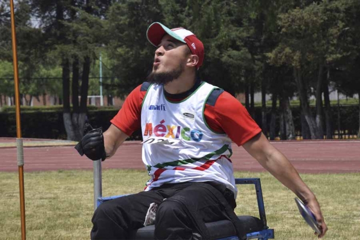 Paralímpico mexiquense ofrece charla en la "catedral" de la lucha libre