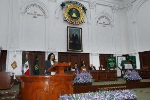 Durante la ceremonia se develó la placa conmemorativa al 60 aniversario de la Facultad de Odontología 