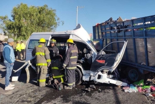 El conductor de la unidad de transporte murió al quedar prensado entre los fierros retorcidos. 