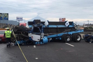 Volcadura de pipa en la México-Puebla deja un muerto