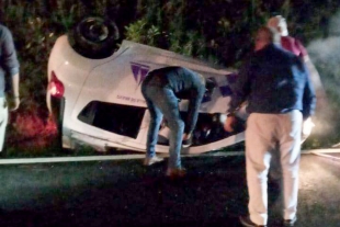 Dos lesionados por volcadura de taxi en la carrera Toluca -Cd. Altamirano