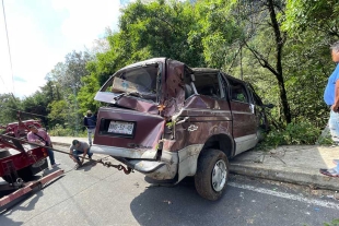 Se accidenta familia a bordo de una camioneta en El Ahuehuete