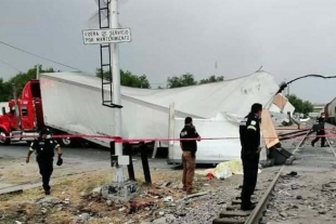 Intentó ganarle el paso al tren y mató a una mujer y su hijo