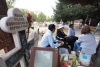 Familias toluqueñas acuden a panteones para honrar a sus madres ausentes