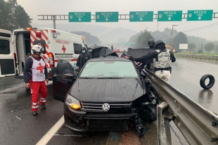 Pierde el control del auto y se estrella en carretera México-Toluca