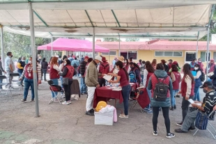 Entregan apoyos económicos a afectados por derrumbe del cerro del Chiquihuite