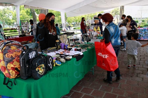 Mujeres emprendedoras organizan bazar