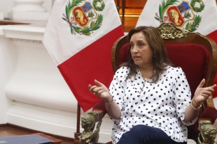 Boluarte presiona para adelantar las elecciones en Perú a octubre y cambiar la Constitución de 1993