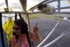 ¡El gato volador! Michi aparece en ala de un avión y sorprende a internautas