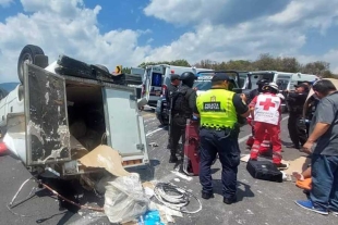 Vuelca camioneta de carga en la autopista a Valle de Bravo; dos personas lesionadas