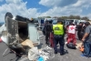 Vuelca camioneta de carga en la autopista a Valle de Bravo; dos personas lesionadas